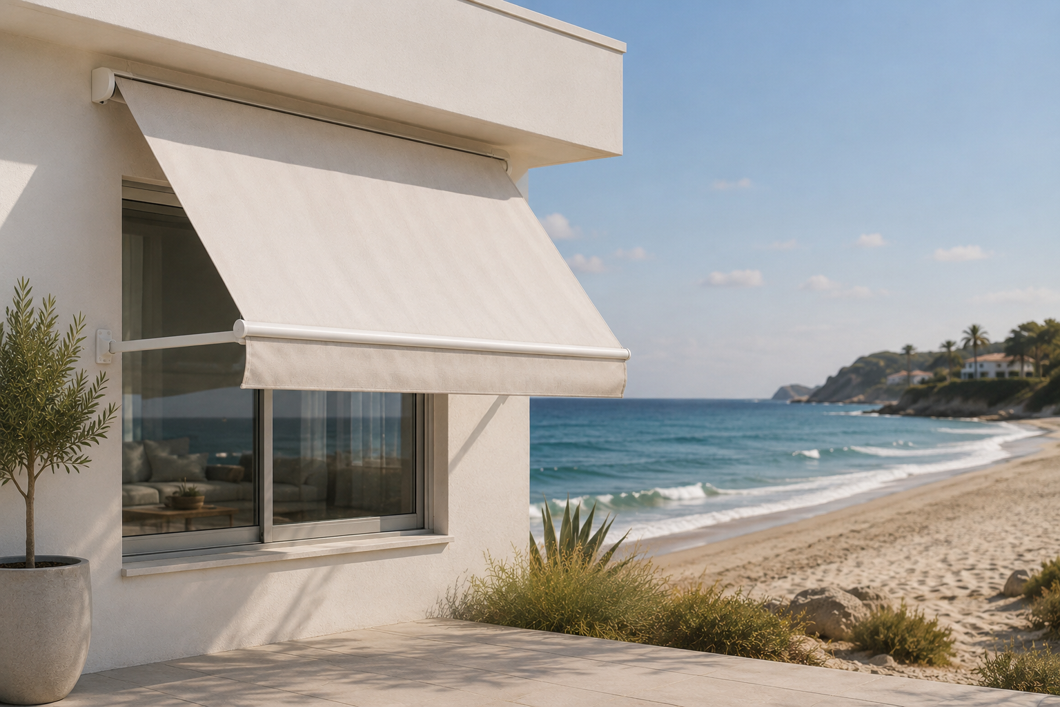 Toldo de brazos fijos sobre la ventana de una casa moderna