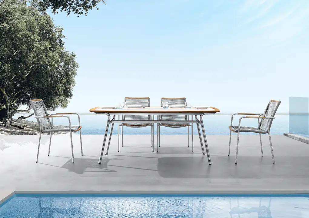 Comedor Veleros de Solattu en exterior frente al mar